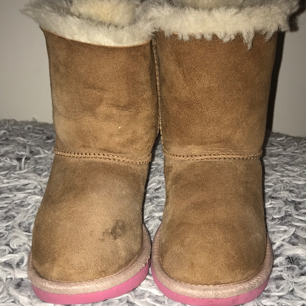 Ugg with two back bows